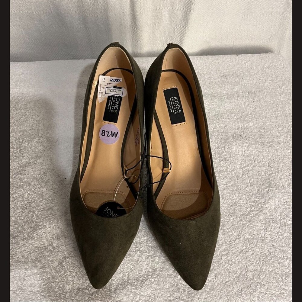 Jones New York green suede heels‎ with silver detal on the back size 8.5